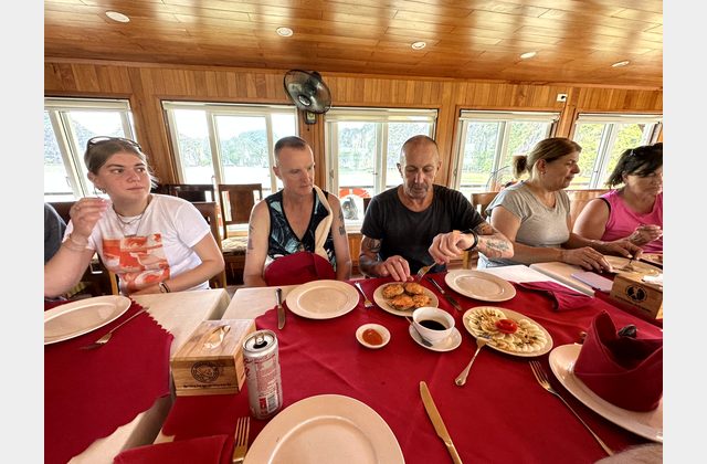 Einschiffung auf der Dschunke und Mittagessen an Bord