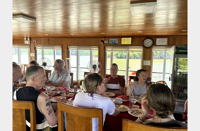 Einschiffung auf der Dschunke und Mittagessen an Bord