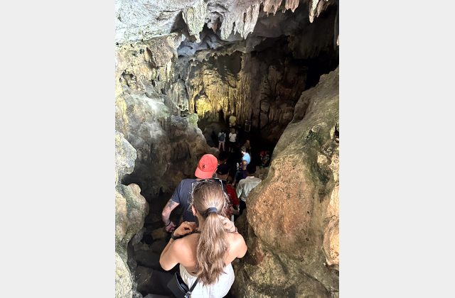 Durch die Kalksteinwelt – Aussicht, Höhle, Boot und Wasser