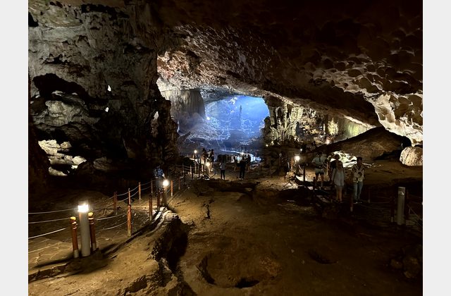 Durch die Kalksteinwelt – Aussicht, Höhle, Boot und Wasser