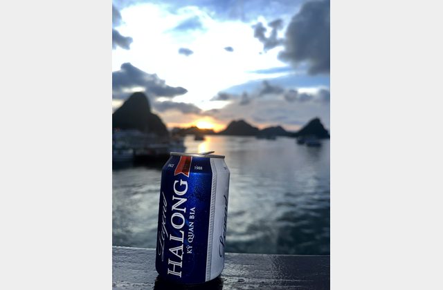 Sonnenuntergang, Bier an Deck und Abendessen in der Bucht