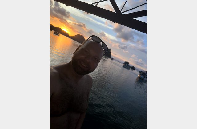 Sonnenuntergang, Bier an Deck und Abendessen in der Bucht