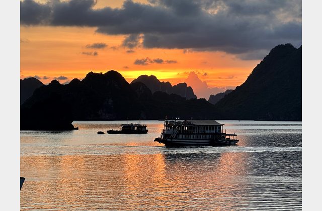 Sonnenuntergang, Bier an Deck und Abendessen in der Bucht