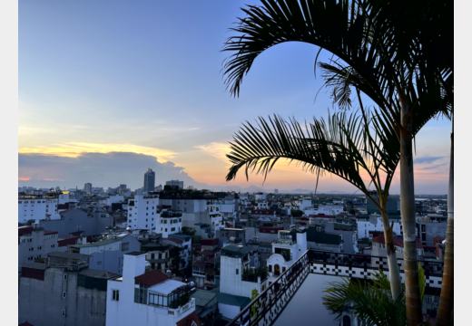 Hanoi-Abend vor dem Nachtzug – Rooftop, Tiger Beer und Straßenküche