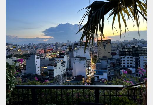 Hanoi-Abend vor dem Nachtzug – Rooftop, Tiger Beer und Straßenküche