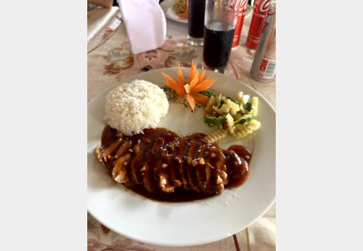 Ankommen in Hue – Mittagessen, Hotelzimmer und Pool