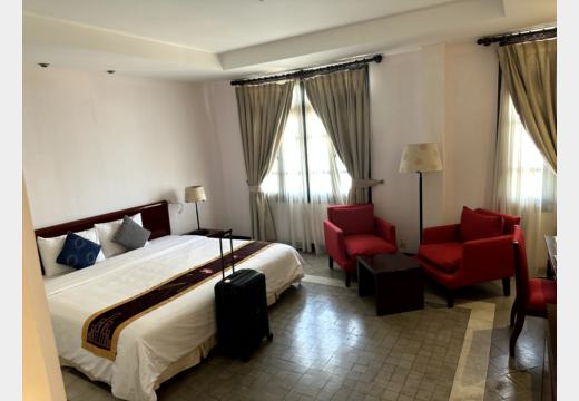 Ankommen in Hue – Mittagessen, Hotelzimmer und Pool
