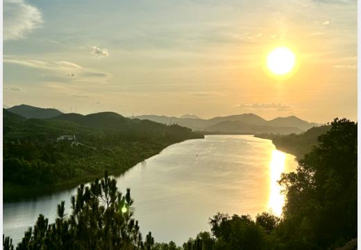 Hue am Nachmittag – Fluss, Kaiseranlage und Sonnenuntergang
