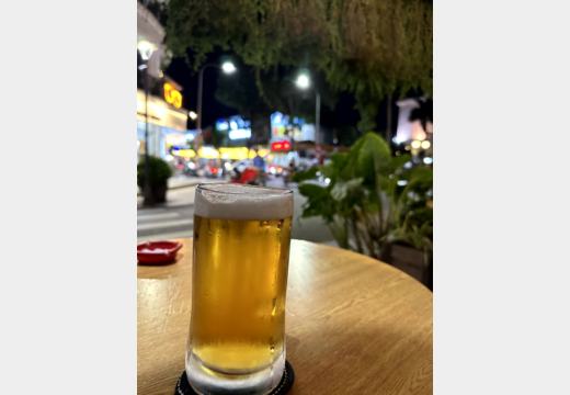Erster Abend in Hue – Nachtmarkt, Bánh khoái, Suppe und Craft Beer