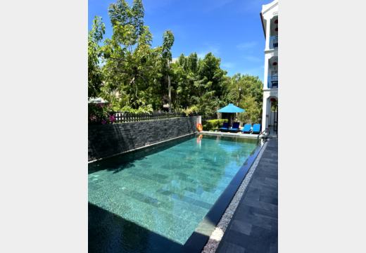 Ankommen in Hoi An – Hotel, Pool und Strand