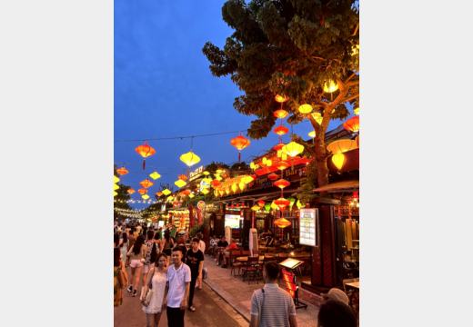 Zweiter Abend in Hoi An – Laternen, Grillspieß, Nudeln und Dessert
