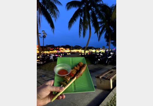 Zweiter Abend in Hoi An – Laternen, Grillspieß, Nudeln und Dessert
