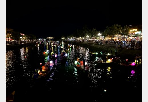 Zweiter Abend in Hoi An – Laternen, Grillspieß, Nudeln und Dessert