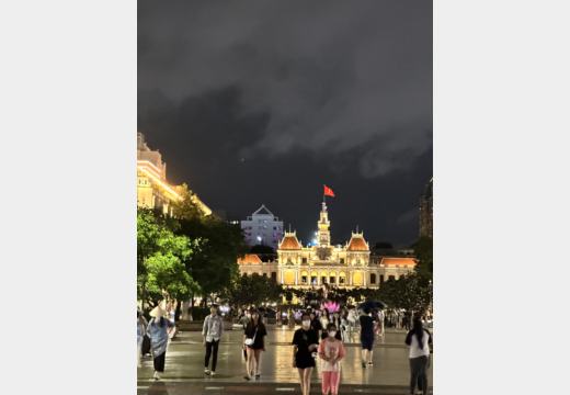 Saigon bei Nacht – City Hall, Saigon River und Rooftopbars
