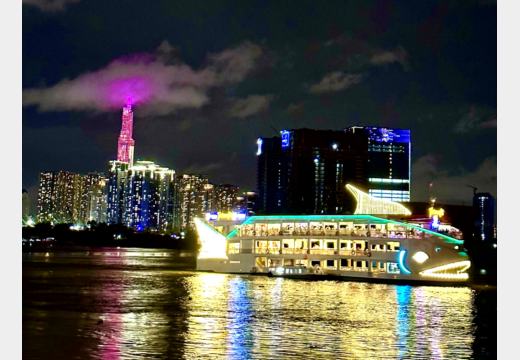 Saigon bei Nacht – City Hall, Saigon River und Rooftopbars