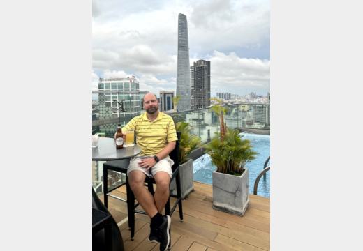 Zurück in Saigon – Hotel, Skyline und Pool über der Stadt