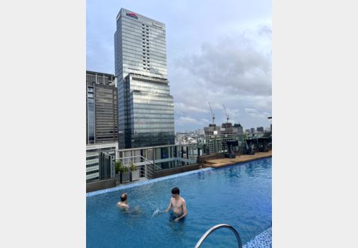 Zurück in Saigon – Hotel, Skyline und Pool über der Stadt