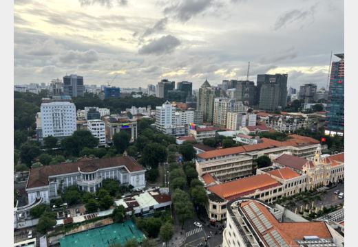 Zurück in Saigon – Hotel, Skyline und Pool über der Stadt