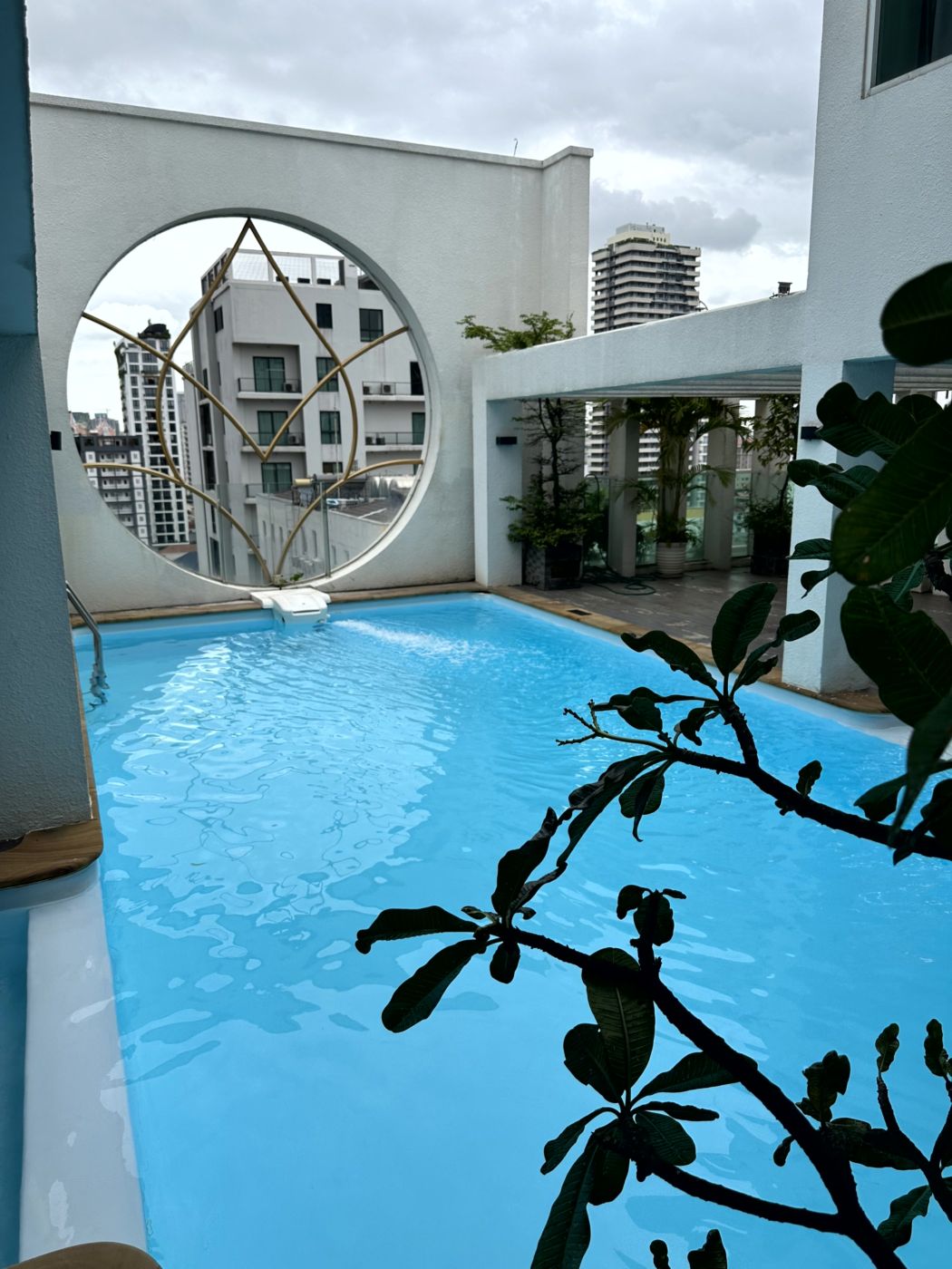 Ankunft in Phnom Penh – Hotel, Pool und erste Craft-Beer-Station