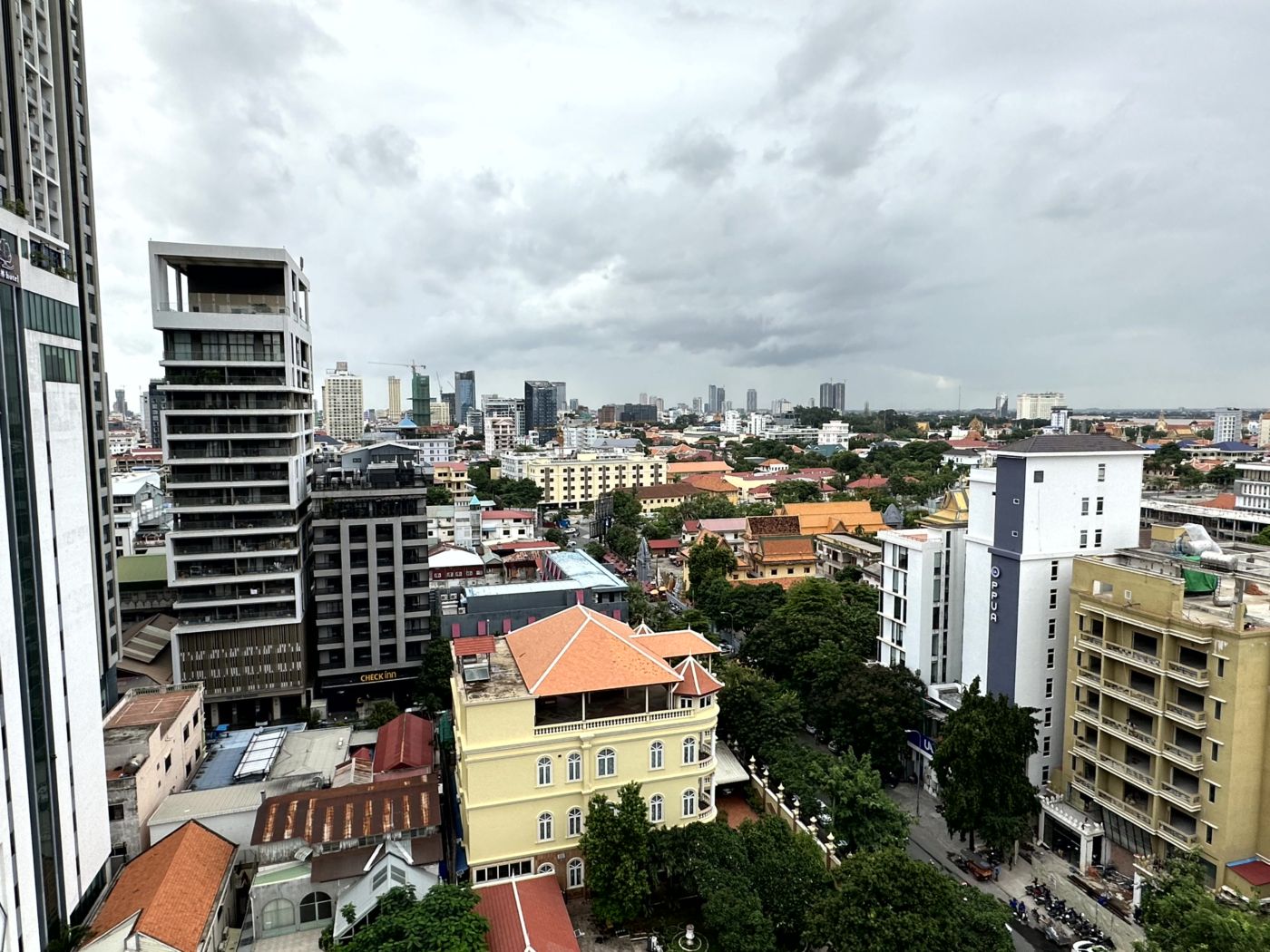 Ankunft in Phnom Penh – Hotel, Pool und erste Craft-Beer-Station
