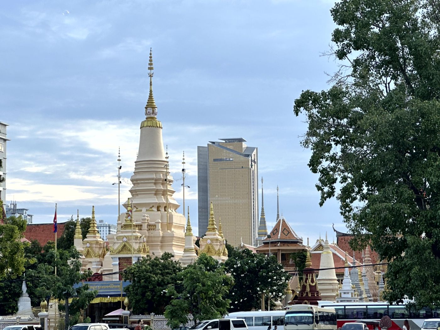 Erster Abend in Phnom Penh – Pagoden, Riverside und Khmer-Dinner