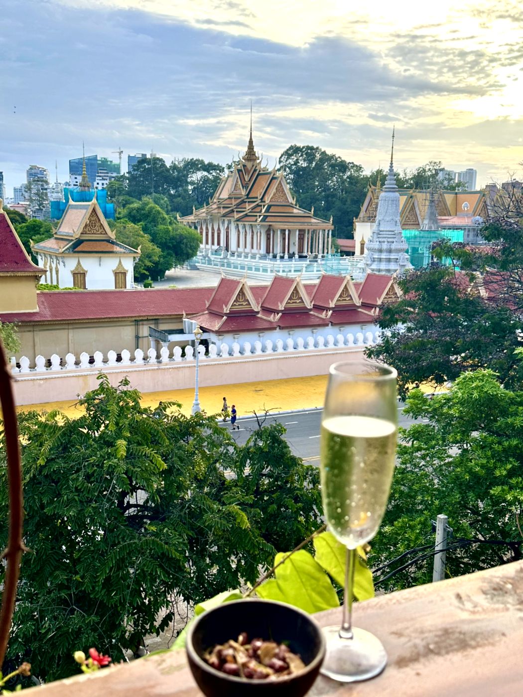 Erster Abend in Phnom Penh – Pagoden, Riverside und Khmer-Dinner
