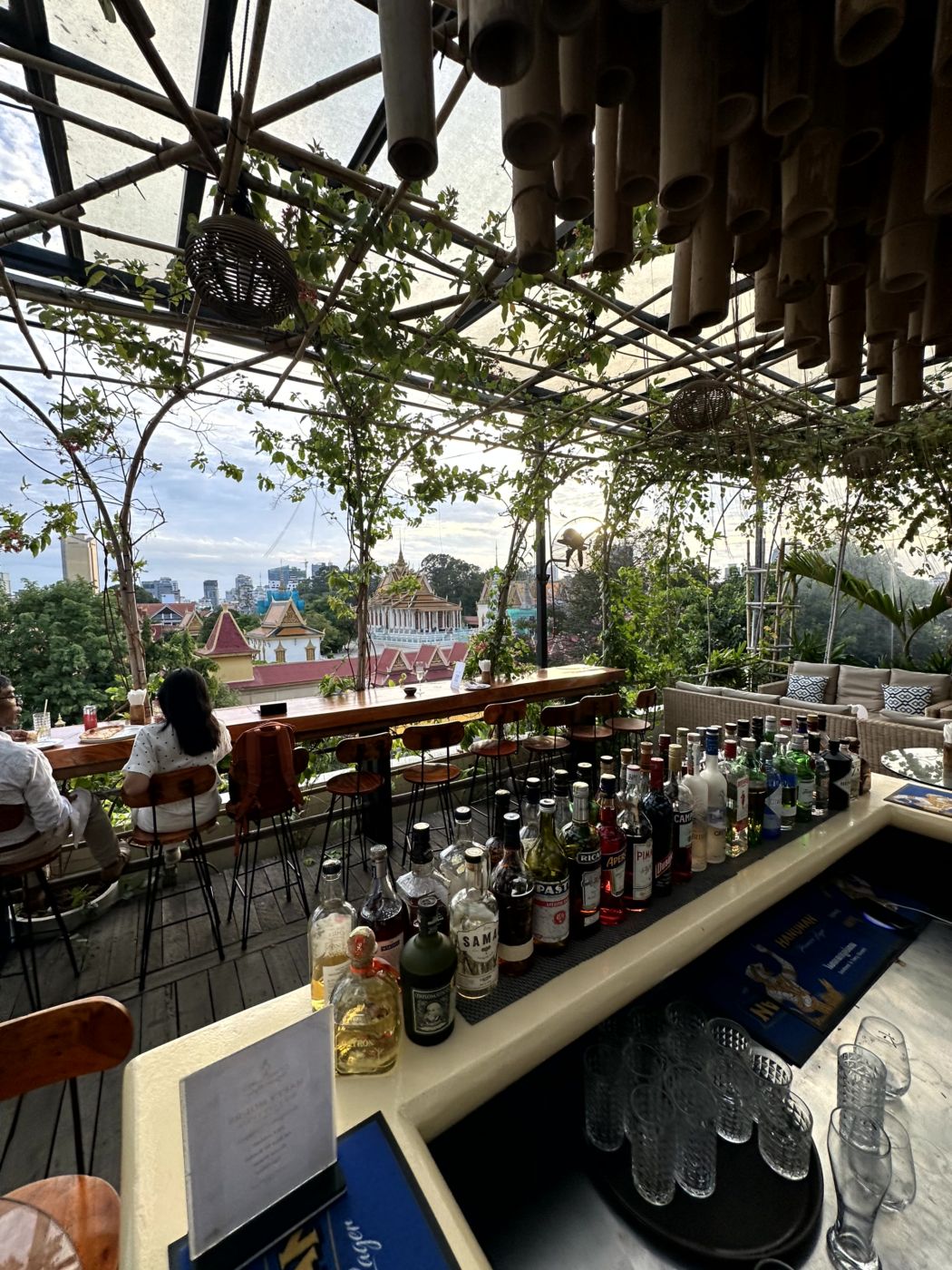 Erster Abend in Phnom Penh – Pagoden, Riverside und Khmer-Dinner