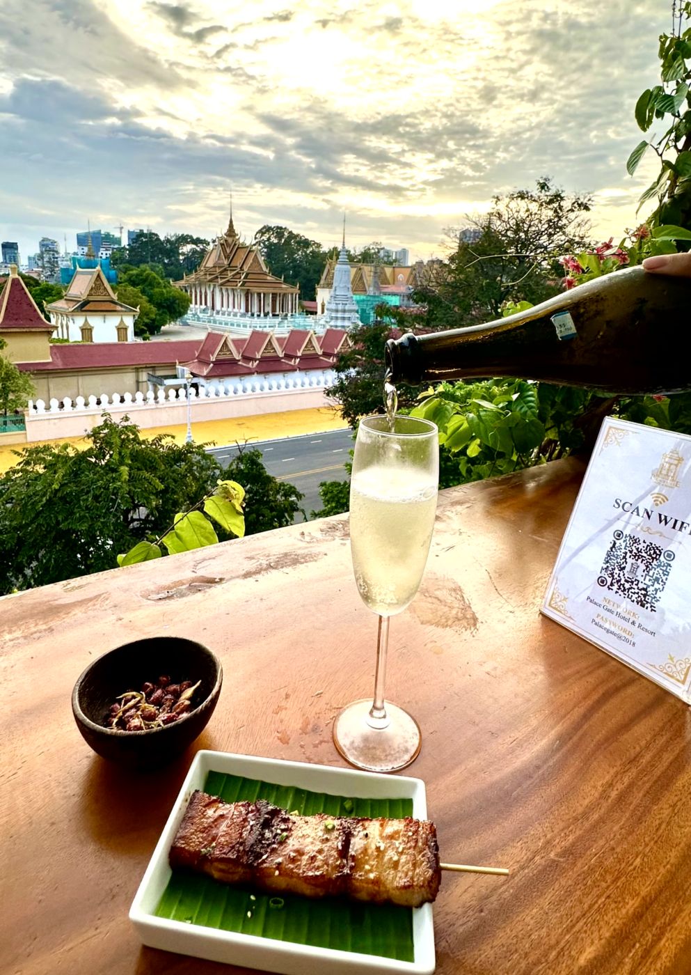 Erster Abend in Phnom Penh – Pagoden, Riverside und Khmer-Dinner