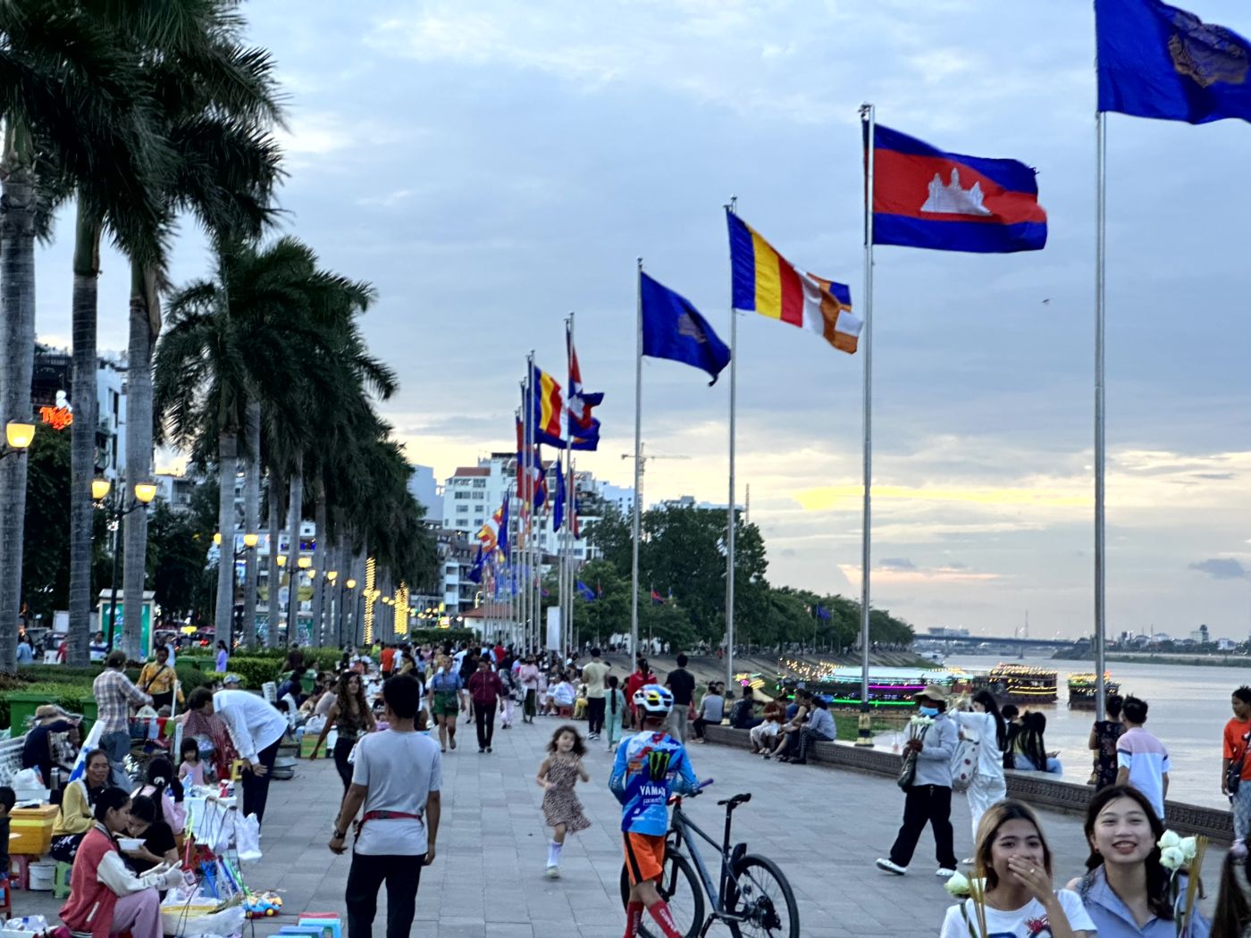 Erster Abend in Phnom Penh – Pagoden, Riverside und Khmer-Dinner