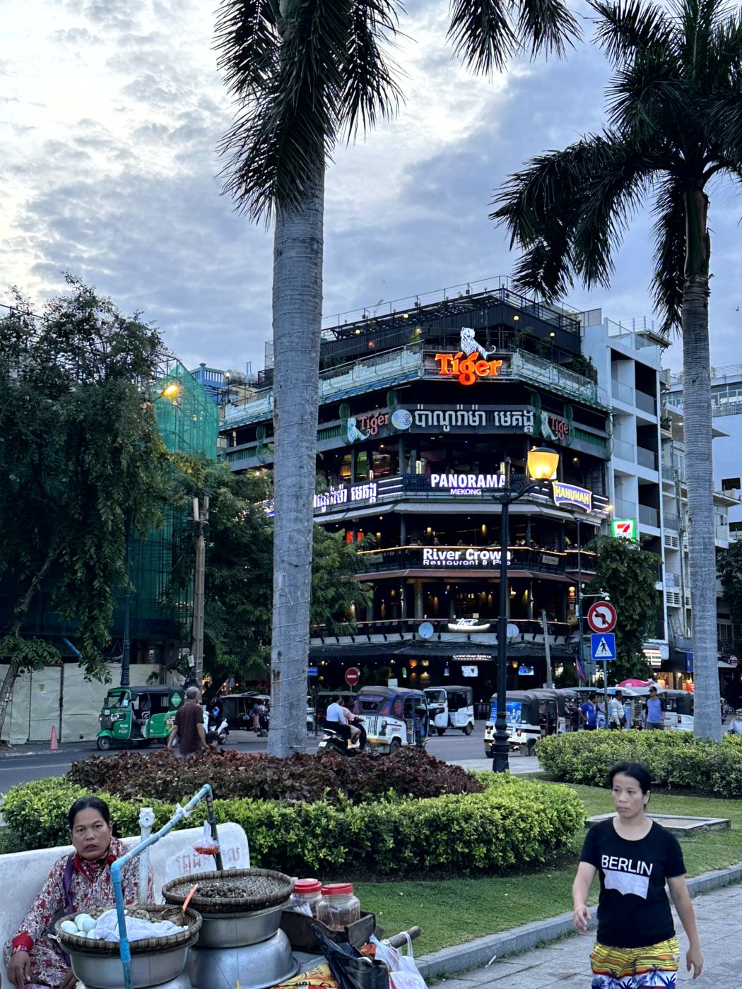 Erster Abend in Phnom Penh – Pagoden, Riverside und Khmer-Dinner