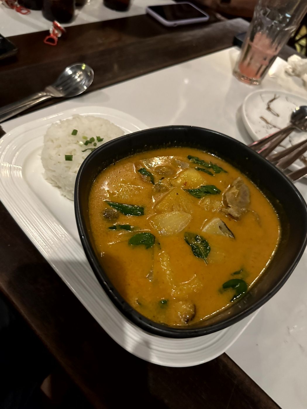 Erster Abend in Phnom Penh – Pagoden, Riverside und Khmer-Dinner