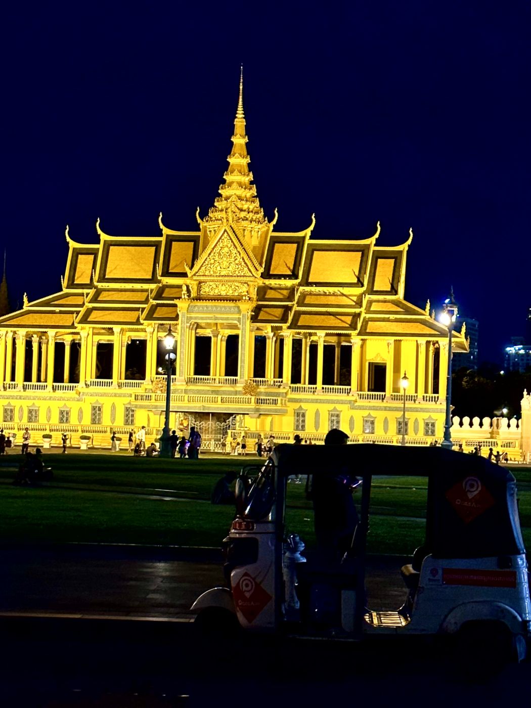 Erster Abend in Phnom Penh – Pagoden, Riverside und Khmer-Dinner