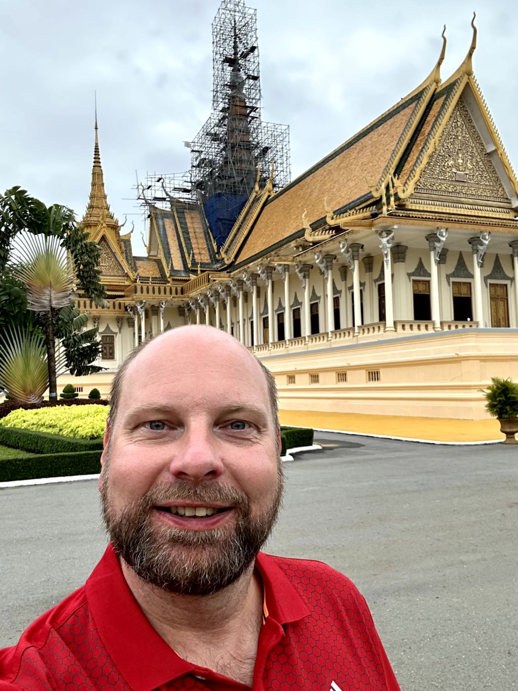 Nachmittag in Phnom Penh – Königspalast, Tempel und lokale Bierszene