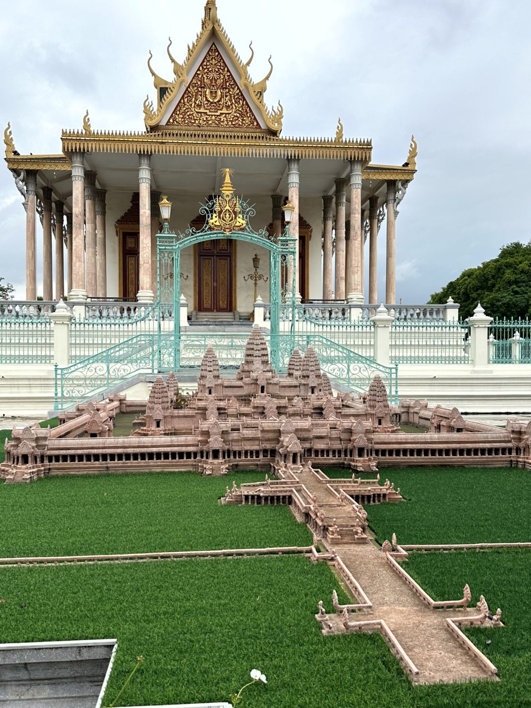 Nachmittag in Phnom Penh – Königspalast, Tempel und lokale Bierszene