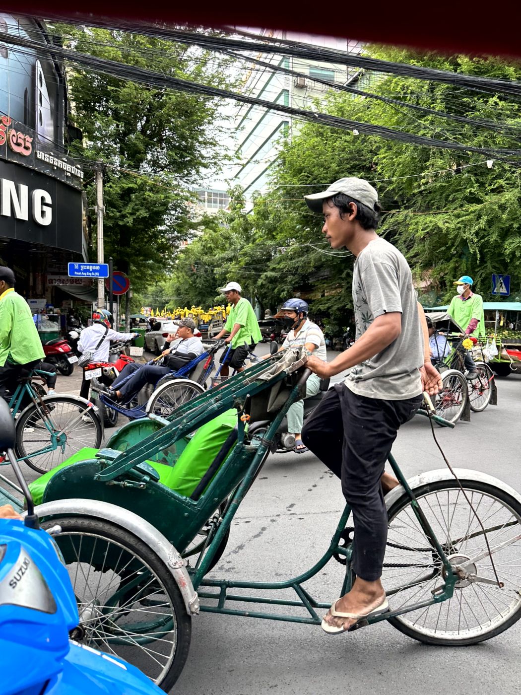Nachmittag in Phnom Penh – Königspalast, Tempel und lokale Bierszene
