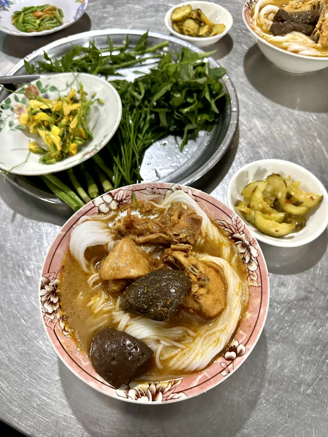 Phnom Penh Streetfood Tour – Markt, Insekten, Spieße und Bánh-xèo-artige Crêpes