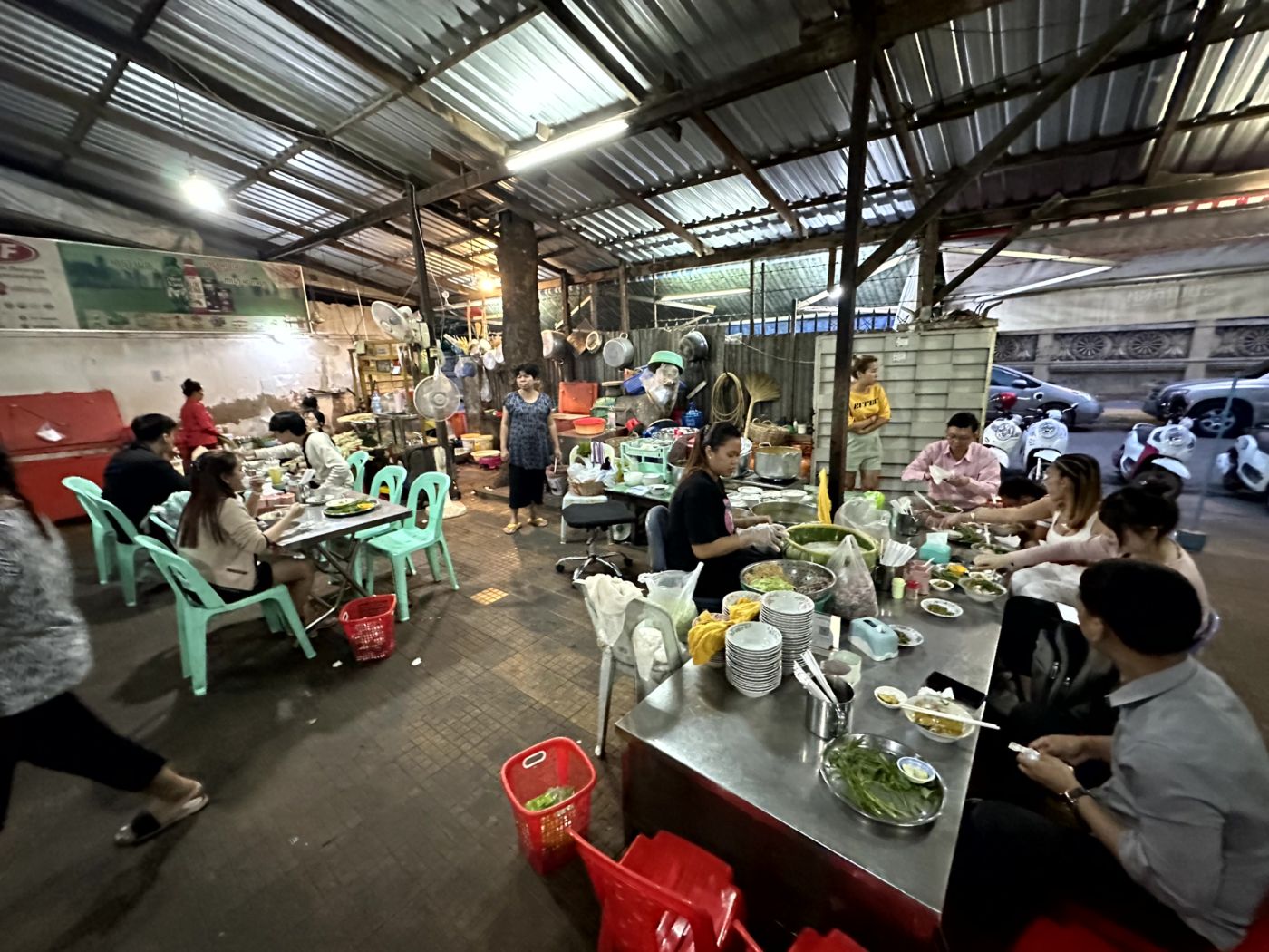 Phnom Penh Streetfood Tour – Markt, Insekten, Spieße und Bánh-xèo-artige Crêpes