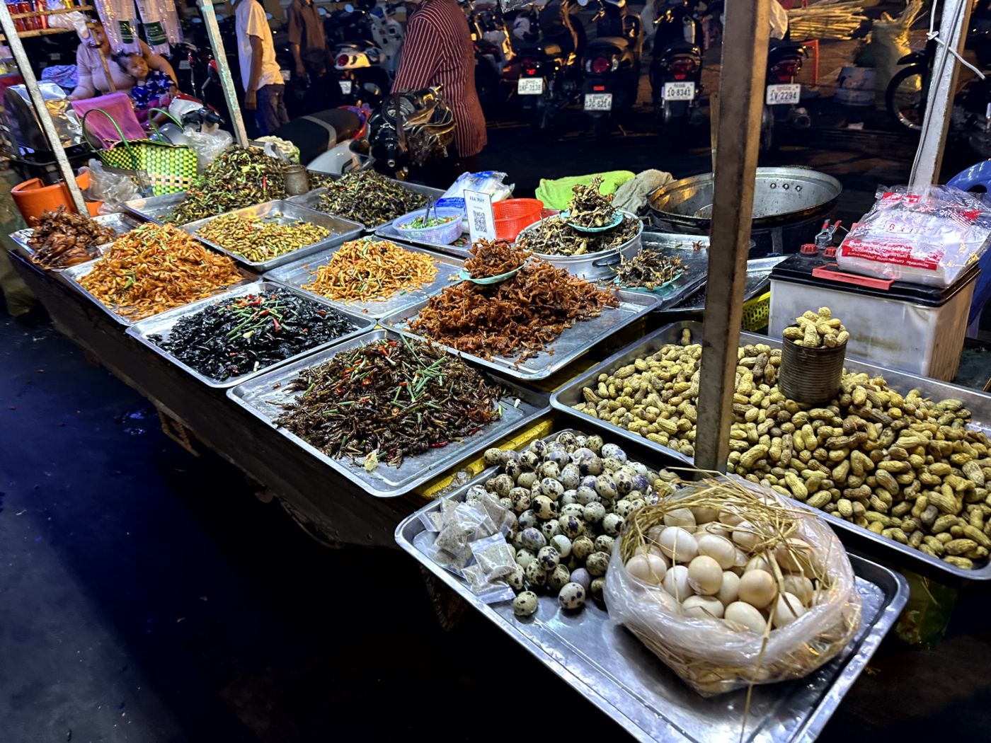 Phnom Penh Streetfood Tour – Markt, Insekten, Spieße und Bánh-xèo-artige Crêpes