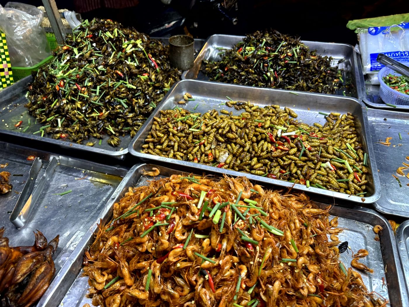 Phnom Penh Streetfood Tour – Markt, Insekten, Spieße und Bánh-xèo-artige Crêpes