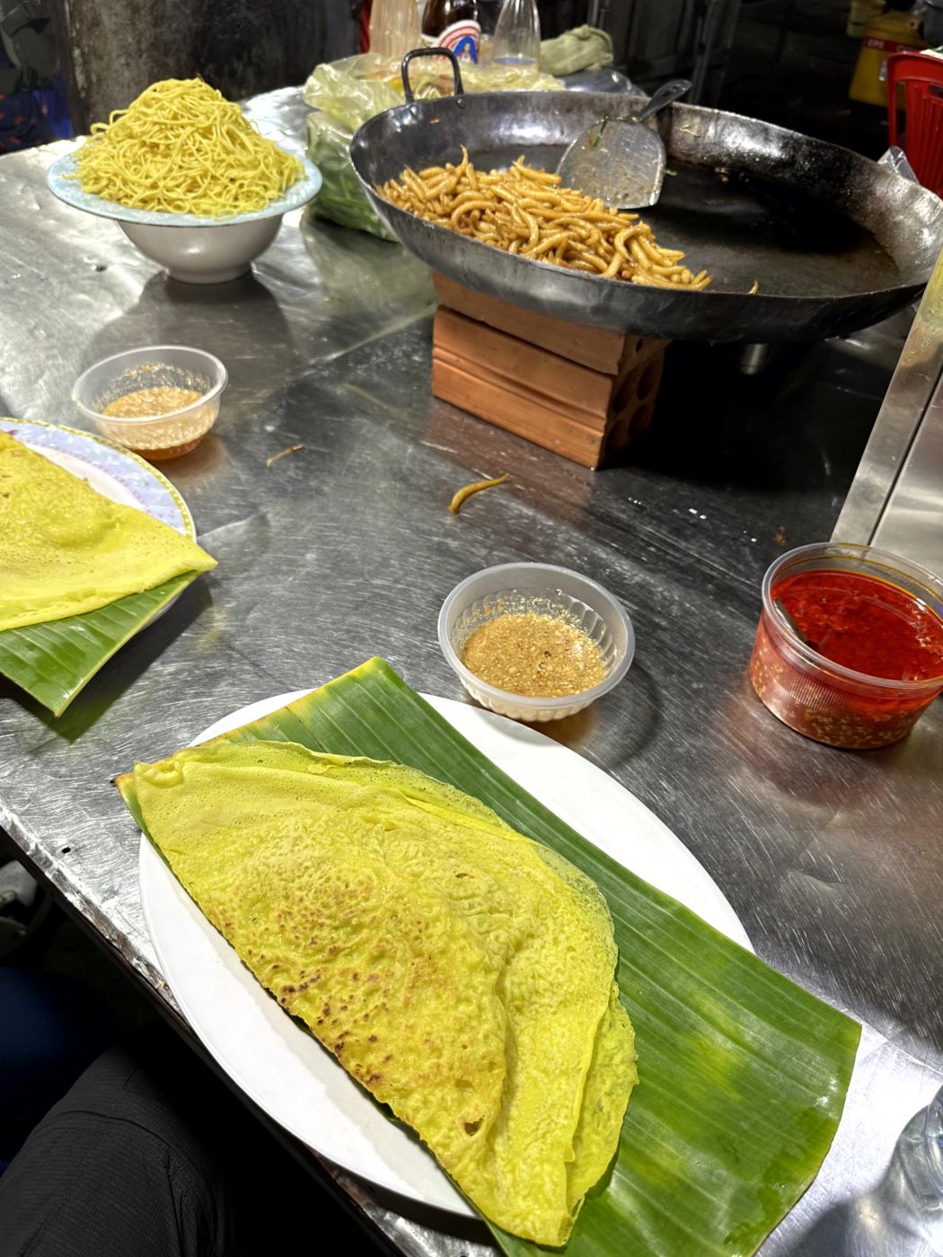 Phnom Penh Streetfood Tour – Markt, Insekten, Spieße und Bánh-xèo-artige Crêpes