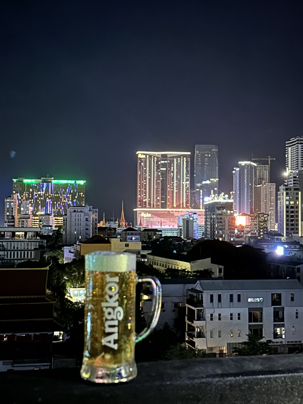 Rooftop-Nacht in Phnom Penh – Skyline, Cocktails und spätes Bier