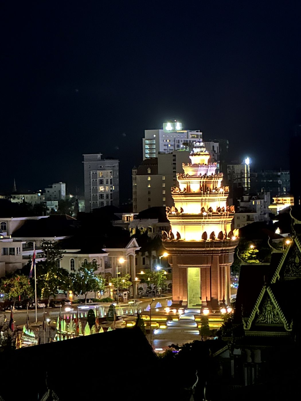 Rooftop-Nacht in Phnom Penh – Skyline, Cocktails und spätes Bier