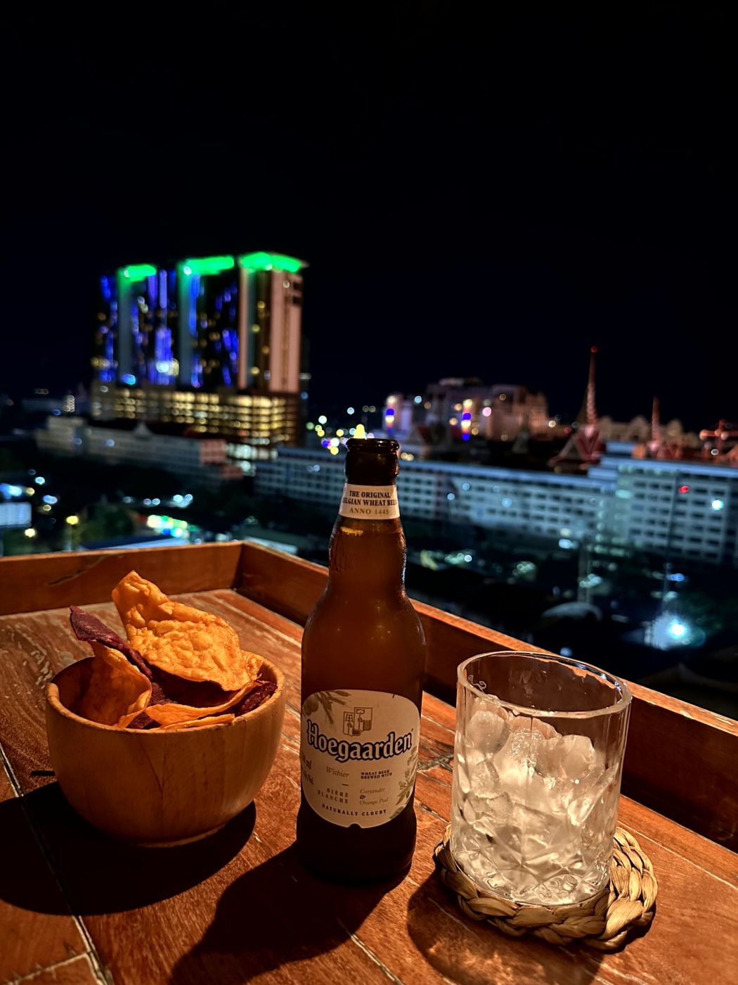 Rooftop-Nacht in Phnom Penh – Skyline, Cocktails und spätes Bier