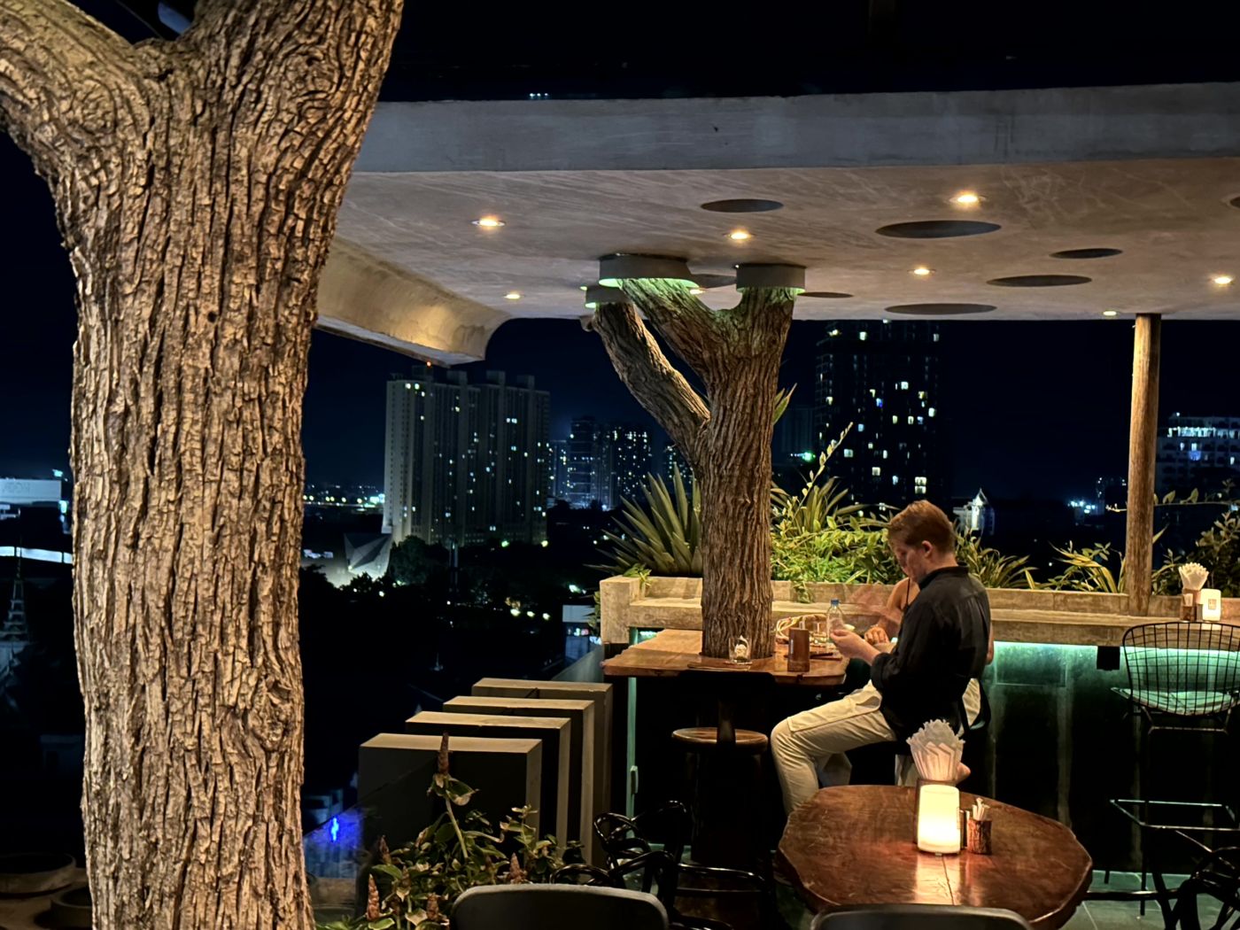 Rooftop-Nacht in Phnom Penh – Skyline, Cocktails und spätes Bier