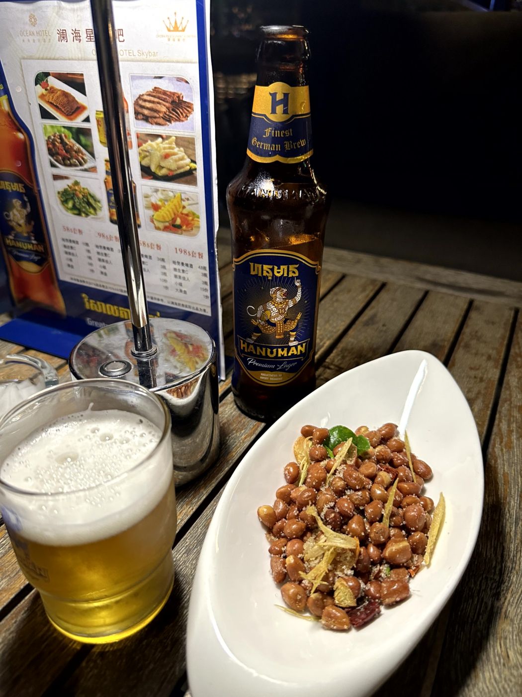 Rooftop-Nacht in Phnom Penh – Skyline, Cocktails und spätes Bier