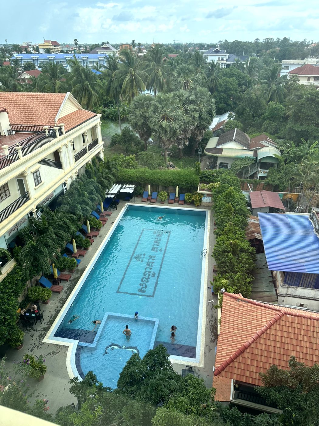 Ankunft in Battambang – Hotel, Pool und erste Stadtblicke