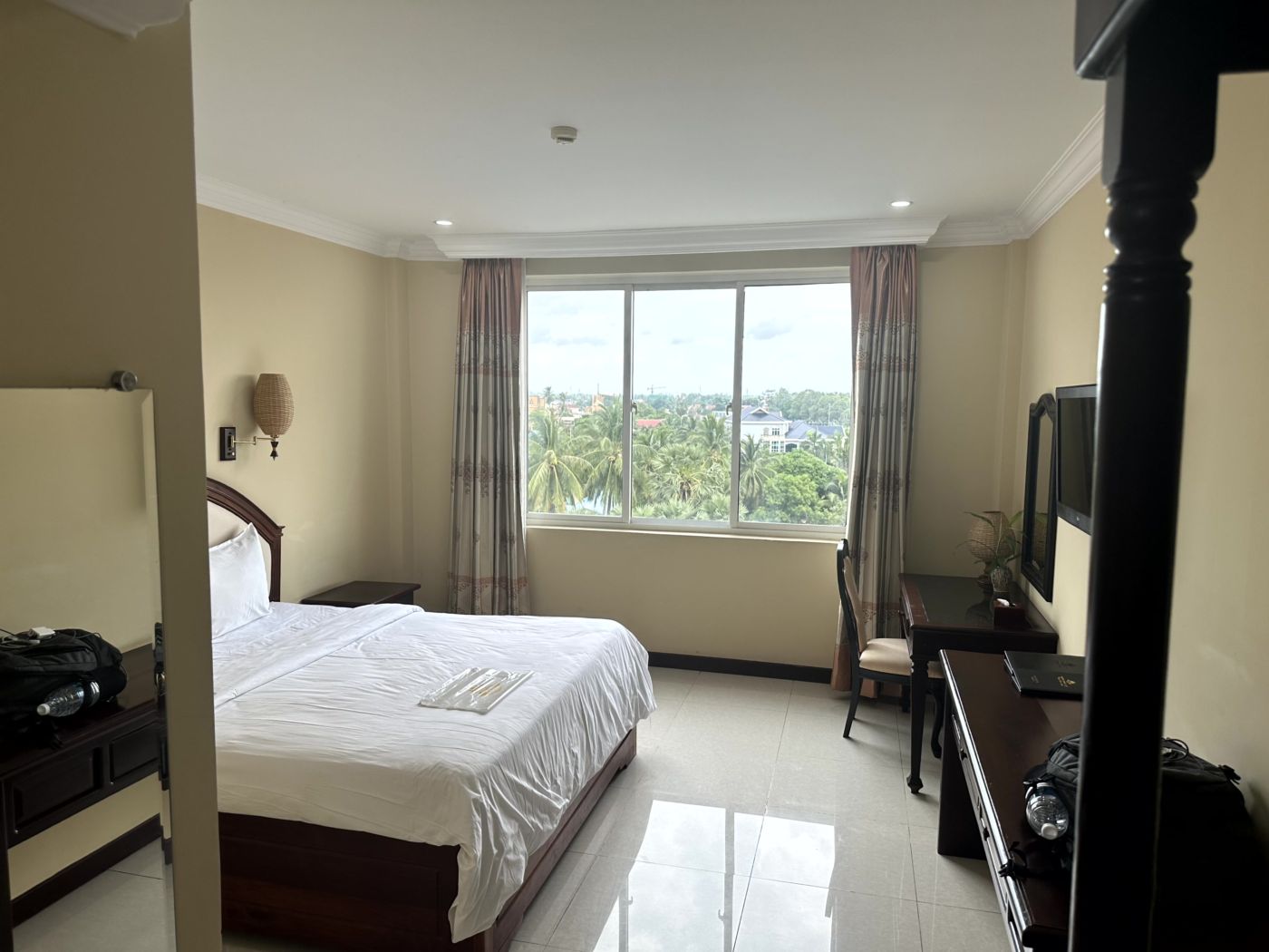 Ankunft in Battambang – Hotel, Pool und erste Stadtblicke