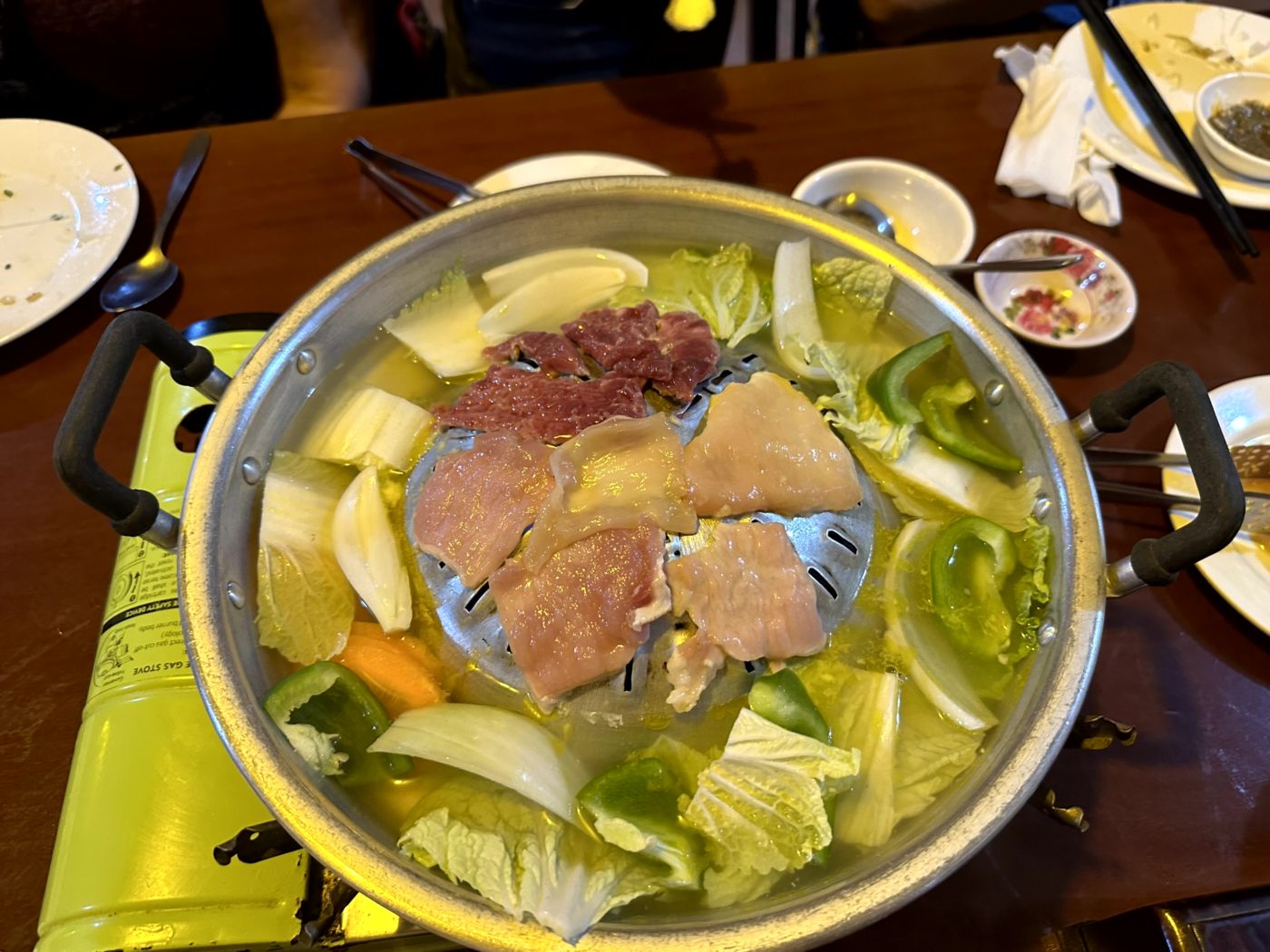 Abendessen in Battambang – grünes Curry und Hotpot am Tisch