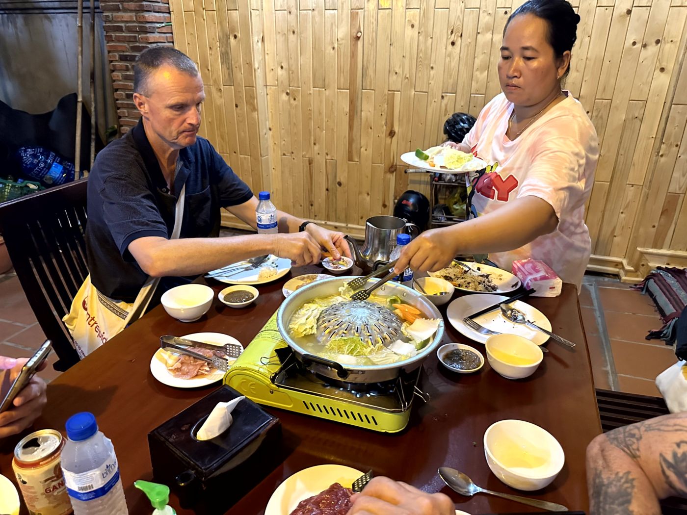 Abendessen in Battambang – grünes Curry und Hotpot am Tisch