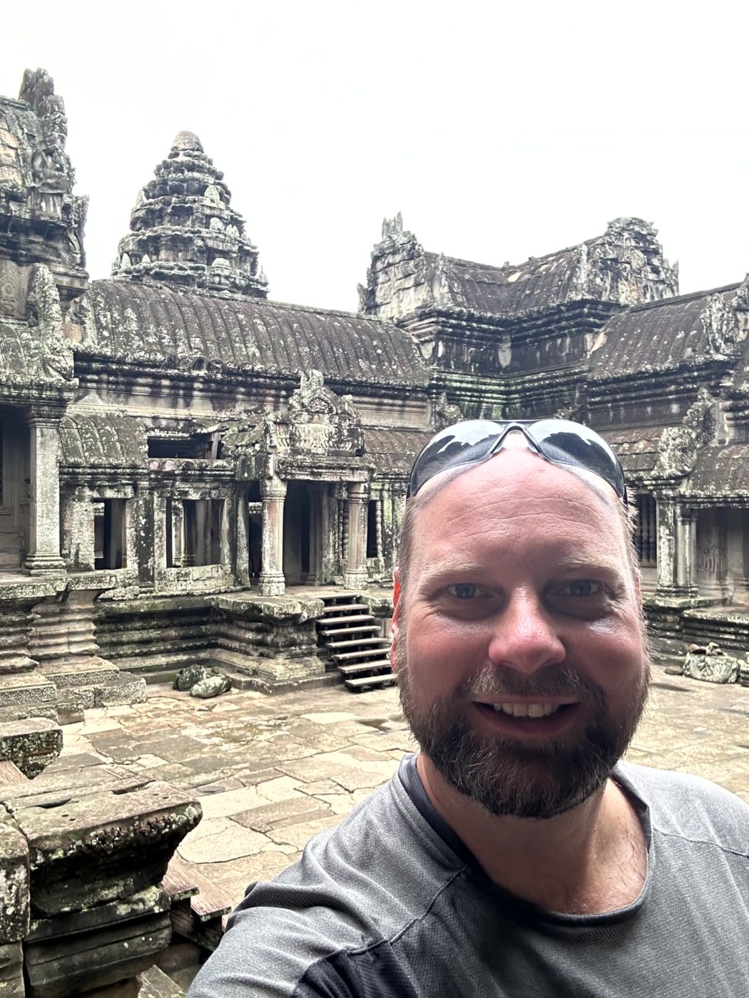 Tempelrundgang in Angkor – Reliefs, Türme und eindrucksvolle Gesichter